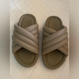 New H&M women’s slides US 7